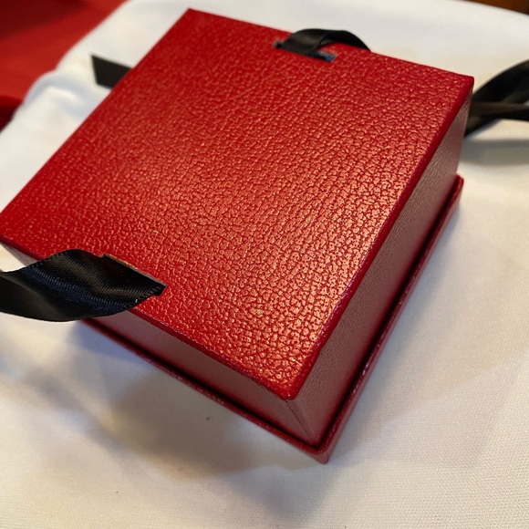 Lee Michael jewelry box.  Red great condition 3 1/2 square - Picture 5 of 7